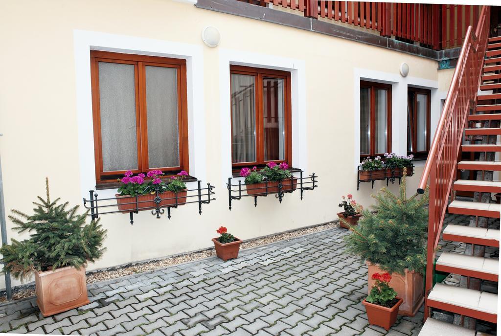 Hotel Pelikan Trzeboń Zewnętrze zdjęcie