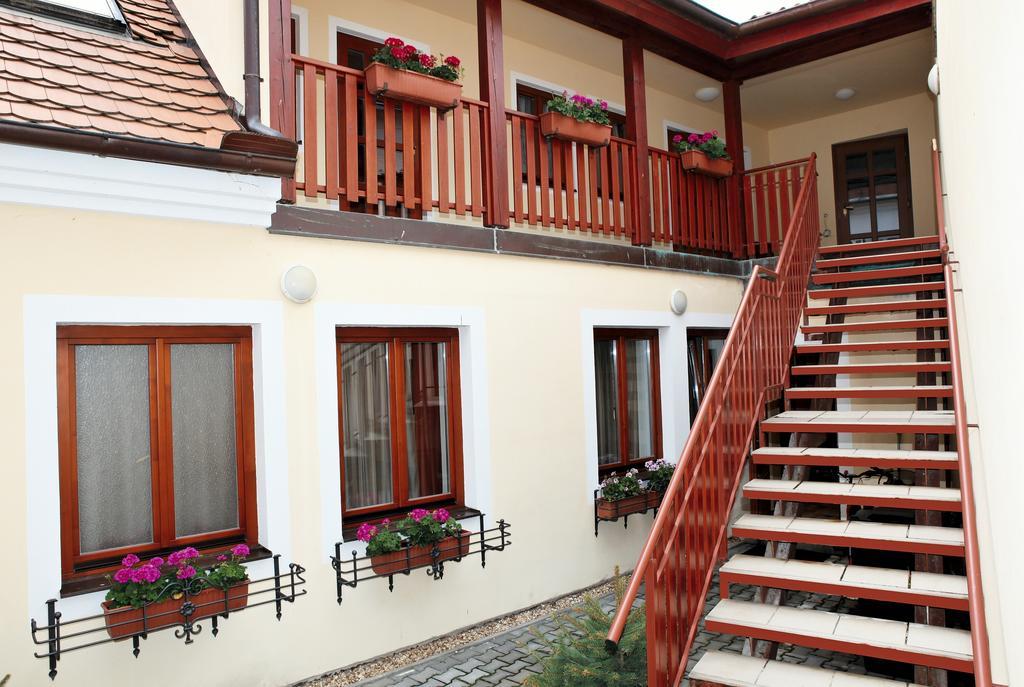 Hotel Pelikan Trzeboń Zewnętrze zdjęcie