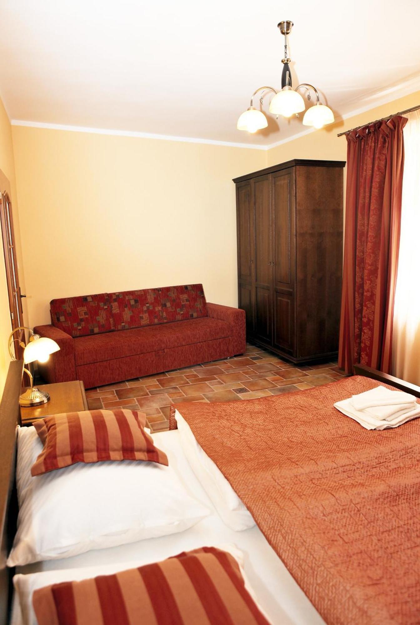 Hotel Pelikan Trzeboń Zewnętrze zdjęcie