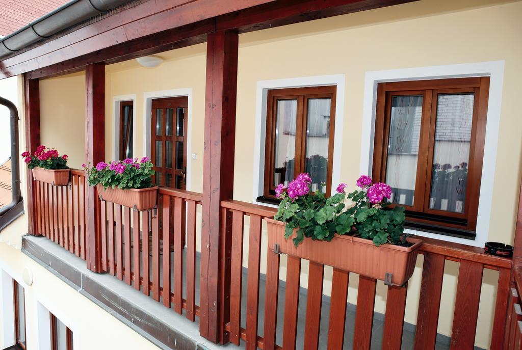 Hotel Pelikan Trzeboń Zewnętrze zdjęcie