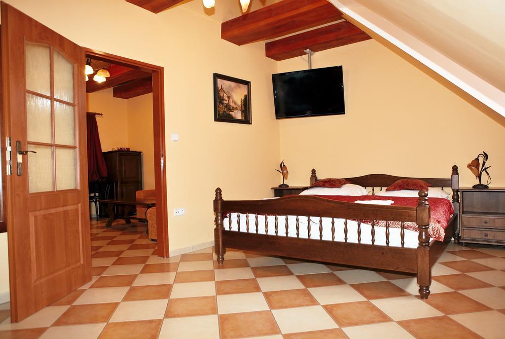 Hotel Pelikan Trzeboń Zewnętrze zdjęcie